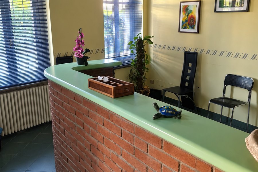 La reception dello studio di Broni